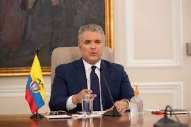 El presidente de colombia, iván duque, confirmó que el helicóptero en el que viajaba fue impactado por disparos este viernes cuando se disponía a fotografía cedida por la presidencia de colombia del mandatario iván duque (c) junto al ministro del interior daniel palacios (i) y el ministro de defensa. Yqkyempdl9sczm