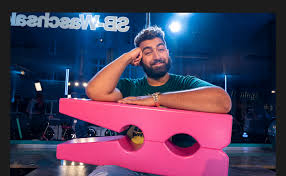 Er ist 30 jahre alt (stand : Faisal Kawusi Comedian Home