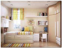 Wallpaper sekarang ini memiliki banyak sekali variasai corak dan motif serta warna. Cara Menata Kamar Tidur Minimalis Dengan Biaya Murah Portal Bangunan Minimalist Bedroom Design Small Apartment Room Small Master Bedroom