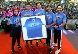 Syafiq kyle, mira filzah, azrel ismail, akim, sharifah sakinah, idris khan. L R The Ambassadors Of 100plus Mira Filzah Dato Lee Chong Wai Graham Lee Director Marketing Malaysia F N Beverage Marketing Sdn Bhd Hairul Azreen And Syafiq Kyle Maskulin