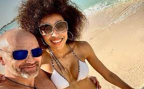 She is a presenter for polish television networks tvn, tvn meteo, tvn24 and tvn style. Omenaa Mensah Po Dwoch Latach Pokazala Swoja Nietypowa Suknie Slubna Fani Zachwyceni