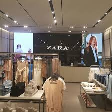 زارا يقدم تشكيلة واسعة لجميع أفراد العائلة والمناسبات من أزياء لنساء والرجال إلى الأطفال، بتصاميم مميزة ومواكبة للعصر الراهن. Ø¥ÙØªØªØ§Ø­ Ù…Ø­Ù„ Ø²Ø§Ø±Ø§ Ø¨Ø­Ù„Ø© Ø¬Ø¯ÙŠØ¯Ø© ÙÙŠ Ø§Ù„ÙƒØ³Ù„ÙŠÙƒ Ù„Ø¨Ù†Ø§Ù† Azadea Group
