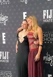 I think it's time we talk about how good Maisy Stella and Lennon Stella  look