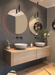 Ein Massgeschneidertes Badmobel Aus Massiver Eiche In Kombination Mit Atmospharischen Looox Lampen Met Afbeeldingen Badkamer Modern Badkamer Hanglamp Badkamerideeen