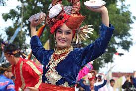 Pandangan mata penari akan mengikuti secara konstan terhadap arah jari tangan seiring gerakan tangan yang dibuat. Piring Dance Wikipedia
