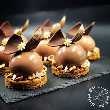 Moule Dolce Tartufo Silikomart Entremets Vanille Mascarpone Et Poires Caramelisees Ciciya Pa Dessert Gastronomique Desserts A L Assiette Dessert Noel Boule