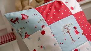 Kissen muster gesteppte kissen kissen & decken patchwork kissen schnittmuster kostenlos nähen einfach sitzkissen diy und selbermachen wohnaccessoires. Tutorial Fur Ein Patchworkkissen Mit Hotelverschluss Pattydoo
