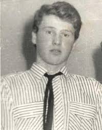 Avea o floare în mână şi o scrisoare de dragoste la piept