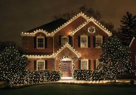 Arriva il natale con le sue luci colorate, i regali obbligati, gli auguri di circostanza e i falsi sorrisi non mi capita di camminarci spesso. Luci Natalizie Per Giardino
