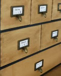 Filigrane en métal en décoration sur la partie supérieur du meuble, finition vernis brillant dimension: Ikea Hack Relooker La Mini Commode Moppe