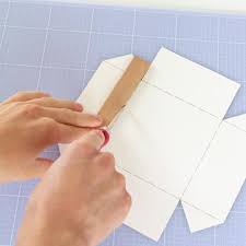 Bastelanleitung für eine faltschachtel aus karton. Stabile Geschenkbox Basteln Vorlage Papershape