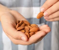 Limita le infiammazioni del fegato, riduce il problema della stitichezza, migliora la salute dei capelli (per via dello zinco) ed è una buona fonte ora non dovete più chiedervi se la frutta secca fa male o fa bene, e, quando qualcuno ve la offrirà, non esitate a mangiarla. Mandorle