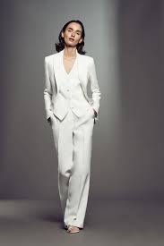 Très beau tailleur de chez zara le pantalon est une coupe droite taille haute avec une pince à l'avant petit passant pour y mettre une ce. Comment Porter Le Tailleur Pantalon Adopter Le Look Masculin Feminin Chic