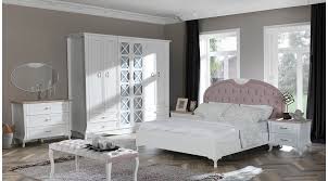 Beyaz renkte bir yatak odası tasarlarken beyazın ne yoğunlukta olacağını kendiniz belirleyebilirsiniz. Evin Huzurlu Yeri En Modern 23 Yatak Odasi Takimi