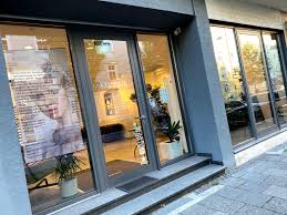 Für noch mehr spielspaß sind accessoires wie kosmetiktäschchen, koffer, sonnenbrille oder kopfhörer separat erhältlich. Friseur Tipp In Munchen Friseur Beautysalon Charme Im Handumdrehen Schone Haare Zum Guten Preis Just Ella Maria