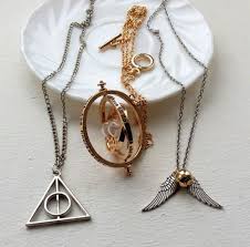 Lote 3 Collares De Harry Potter Giratiempos Triangulo Floray Y Alado Snitch Harry Potter Accessories Harry Potter Jewelry Harry Potter Outfits