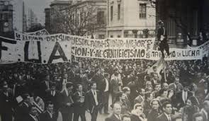 Es por todo esto que esa noche triste de hace 50 años se vuelve muy significativa y condensa como pocas la inmoralidad pero también la torpeza y la miopía de futuro de gobiernos que la llevaron adelante y gran parte de la. Historia Reflexiones Acerca De La Noche De Los Bastones Largos Opinan Los Protagonistas