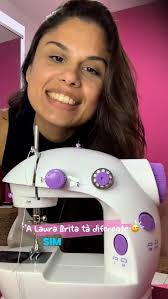 Ganhei essa mini máquina de costura, mas ela entrega tudo, igual a mim 😂,  O vídeo ficou longo, mas é isso, estou costurando sonhos, resgatando  tecidos e compartilhando minha felicidade., Acredite ...
