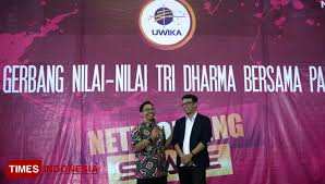 Walau hanya diselenggarakan di gang kecil, dekorasi pernikahan tersebut malah bagus dan tak tampak berada di sebuah gang. Dies Natalis Uwika Ke 33 Jalin Sinergi Bersama Mitra Times Indonesia