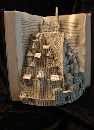 Une Artiste Sculpte Ses Livres Pour Illustrer Les Magnifiques Histoires Qu Ils Contiennent Art Sur Livre Art Du Pliage De Livres Sculpture De Papier
