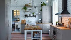 Cuisine Grise Classique Avec Faces Bodbyn Evier En Porcelaine Et Element Independant Avec Portes Vitrees Deco Pinterest Cuisine Ikea Maison Et Ikea