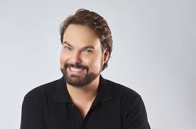 El George Harris, un rock star de la comedia, llega al ...