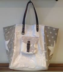 Collection etoile sac cabas en toile, coton , simili cuir, anses en cuir. Sac Pomponnette Sac Cabas Pomponette Blanc Petites Etoiles Blanches 173 Sac Pomponnette Sacs Pomponette Sac Etoile