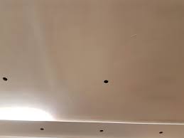 Mann schleift decke mit schleifgiraffe. Decken Glatt Bekommen