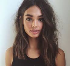 1001 Conseils Et Idees Pour Adopter Le Carre Ondule Cheveux Bruns Mi Longs Coupes De Cheveux Carre Long Cheveux Ondules Mi Longs