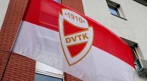 De jó újra hallani zúg a hajrá vidi újra kéklő a sóstói ég futball lázban ég a nép egy ország búcsút int felénk velünk párizsba száguld a gép szálljon a dal most az ég felé sóstó felett újra felragyog a fény zsúfolt az a és a b közép óriási most újra a tét szálljon a dal most az ég felé sóstó felett újra felragyog a fény zsúfolt az a és a b közép. Kiakadtak A Dvtk Szurkoloi A Kieses Miatt Blikk
