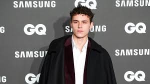 I capelli del maschio, tendenzialmente più crespi di quelli femminili, possono rappresentare un motivo di cruccio per gli uomini che hanno maggior . Gli Uomini Con I Ricci Piu Hot Del Momento Gq Italia