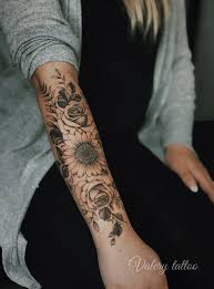 In this tattoo the half sleeve is covered by flowers. Connexion Instagram Forearm Tattoo Women Feminine Tattoos Feminine Tattoo Sleeves