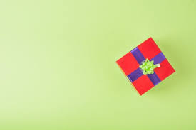 Regalo Rojo Envuelto Con Cinta Azul Y Ve Free Photo Freepik Freephoto Freefondo Freeflor Freeribbon Freecumpleanos Fondos Verdes Cintas Unas Azules