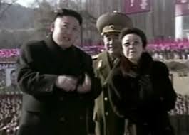 Ich hab' das money, so wie kim jong un (ey) / ich fick' die bitches, so wie kim jong un (ey) / bedroh' euch mit waffen, so wie kim jong un / will die ganze macht für mich alleine Nordkorea Hat Sich Die Tante Von Kim Jong Un Umgebracht