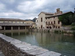 Bagno vignoni bagno vignoni una frazione del comune italiano di san quirico d'orcia, nella provincia di siena, in toscana. Lungo La Via Francigena Bagno Vignoni