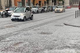 Le feste, i concerti, le mostre, i musei, gli spettacoli, le sagre, i mercatini, le rassegne e tanto altro su virgilio. Nubifragio A Roma La Grandine Imbianca Le Strade Disagi E Allagamenti