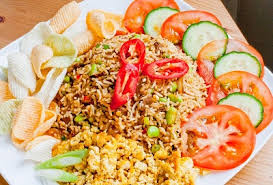 Bagi yang pertama kali bikin nasi goreng, biasanya akan kebanyakan minyak karena merasa bahwa untuk satu piring butuh minyak yang banyak, padahal sebenarnya kita tidak butuh minyak terlalu banyak. Cara Membuat Nasi Goreng Sederhana Rasa Terasi Pedas Resep Masakan Indonesia