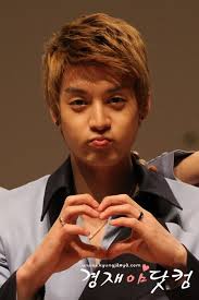 110426 Eli @ Hot Tracks Fan Signing Event