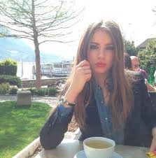 Model Kuschelt Mit Beau Xenia Im Sturm Der Liebe Blick Xenia Models Frau