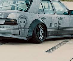 古き良きミディアムベンツが スラムド ワイドボディで過激に変身 auto messe web の写真 4ページ目 自動車情報サイト 新車 中古 車 carview チューニングカー 自動車 中古車