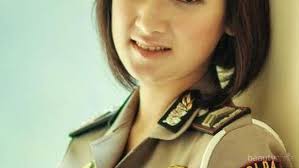 Bagian belakang juga dibuat lebih melengkung mengikuti bentuk lapisan sudut. Model Rambut Pendek Ala Polwan Kiat Tampil Anggun Dan Fresh Untuk Semua Bentuk Wajah