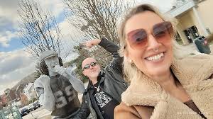 Bon Scott's chair....Brian Johnson's statue... And an AC/DC friend enjoying  nice moments!!!