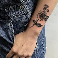 A rose tattoo design can be cute as a darling or badass as hell, it offers everything. Epingle Sur Lifestyle