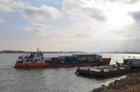 The navrom fleet allows cargo transportation in a single convoy of 15.000 tons on internal routes and 10.000 tons on external ones. Navrom Bac Servicii Transbordare Fluviala