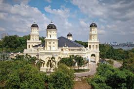 Masjid sultan abu bakar, johor bahru, johor, memiliki seni bina mengagumkan malah kedudukannya yang terletak di atas bukit menghadap selat tebrau menyerlahkan lagi keistimewaannya. Johor Iconic Landmarks Tourism Johor Visit Johor 2020