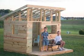 And what makes it so cool is that it is. Diy Kid S Fort From Recycled Pallets Pallet Ideas
