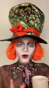 Rencontrez le chapelier fou et Alice au pays des merveilles