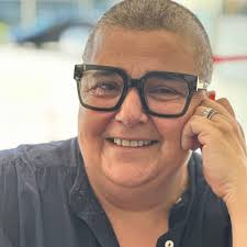 Aprende a calar. A guardar o que é teu. Aprende que nem todos os ouvidos  merecem as tuas palavras, que nem todos os olhos merecem ver o que te  ilumina, que nem