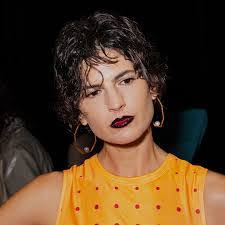 Chelsea Holm's Instagram, Twitter & Facebook