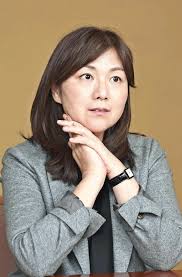 文芸インタビュー 作家の柚月裕子さん 立ち上がる人の姿描く 震災直後の東北舞台 「逃亡者は北へ向かう」 | 沖縄タイムス＋プラス